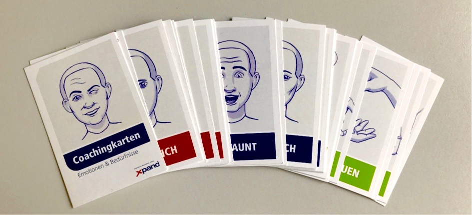 Coachingkarten liegen in einem Fächer auf dem Tisch