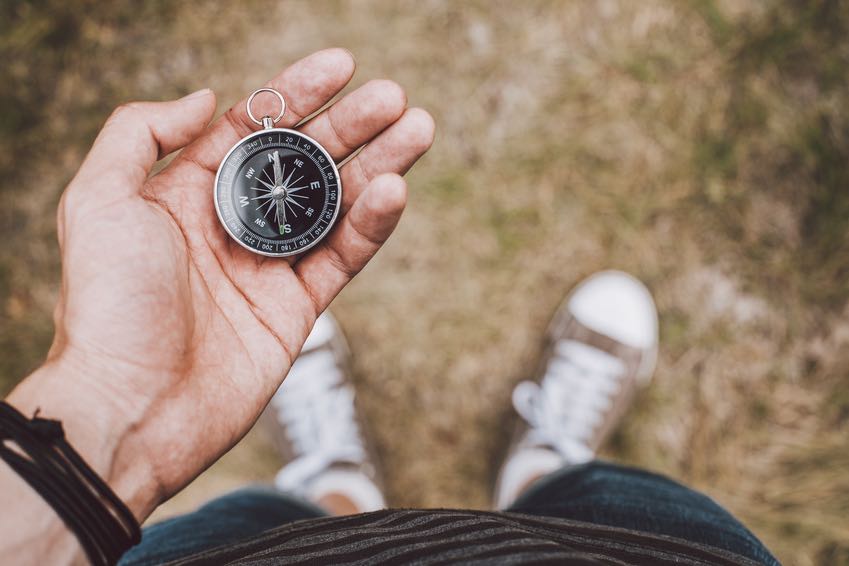 hand-hält-kompass-reise