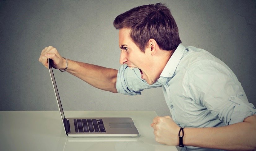 Mann-schreit-seinen-Laptop-an.jpg