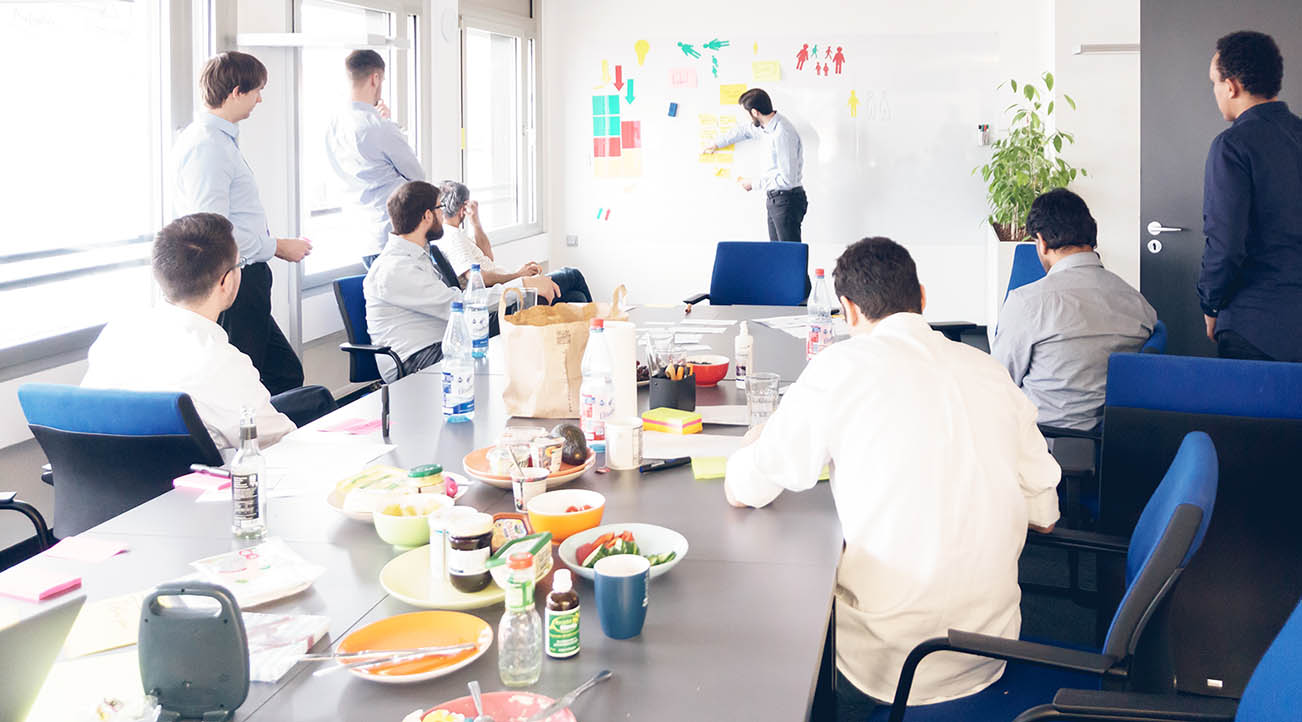 Vortragsfrühstück am itemis-Standort Frankfurt – Softwareentwickler Tommaso Castrovillari hat das Wort